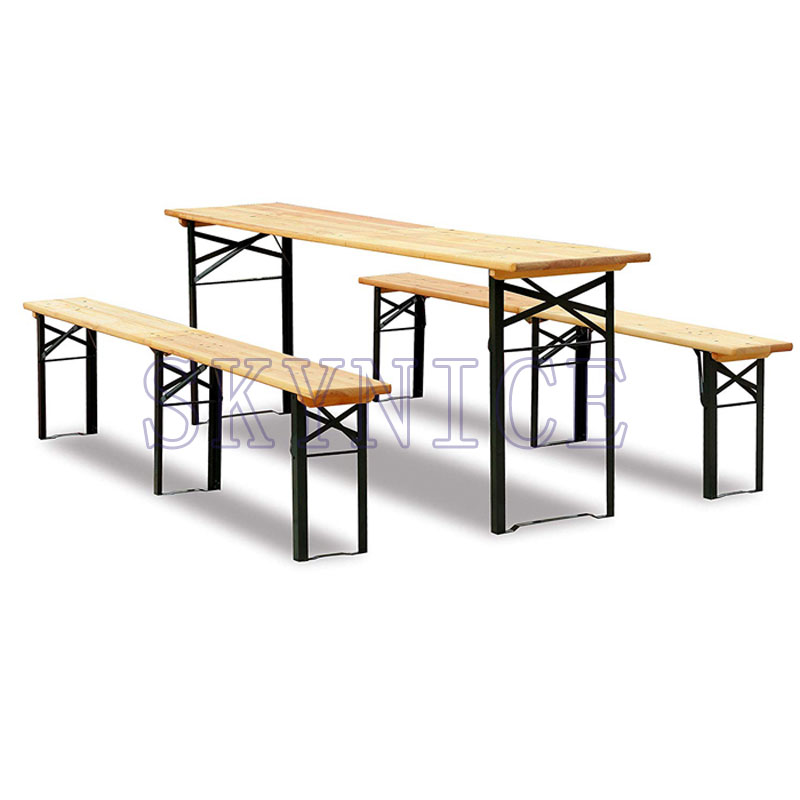 Kiefernholz-Bier-Möbel-Tabelle und Stühle im Freien eingestellt